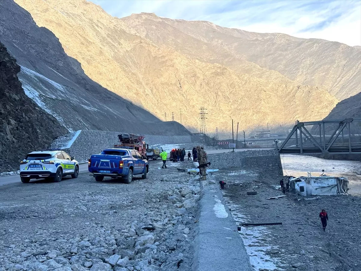 Hakkari’de Çöp Kamyonu Devrildi: 3 Yaralı