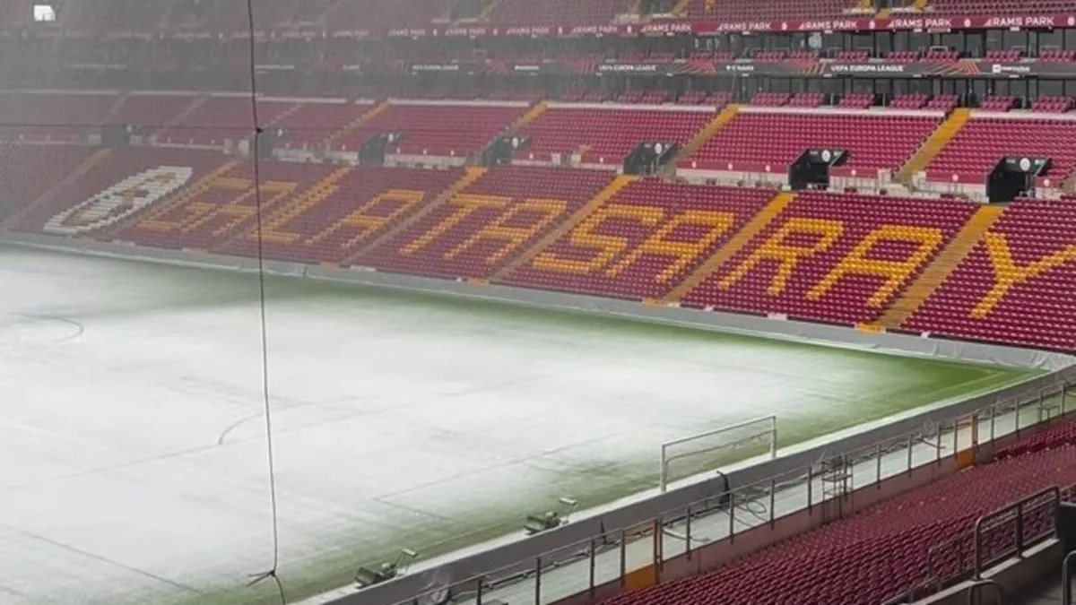 AZ Alkmaar maçı öncesi Ali Sami Yen Spor Kompleksi’nde kar yağışı etkili oluyor
