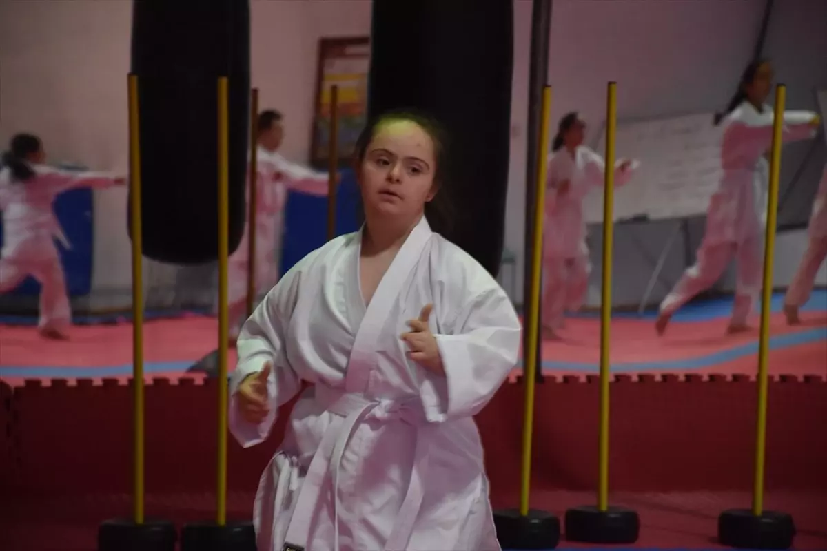 Down Sendromlu Sporcular Karate ile Hedeflerini Valiyor