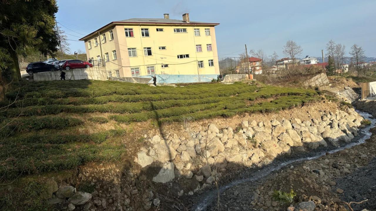 Rize’de okul bahçesine çökme: Eğitime ara verildi