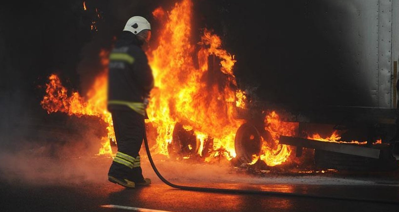 Eskişehir’de park halindeki 3 TIR yandı