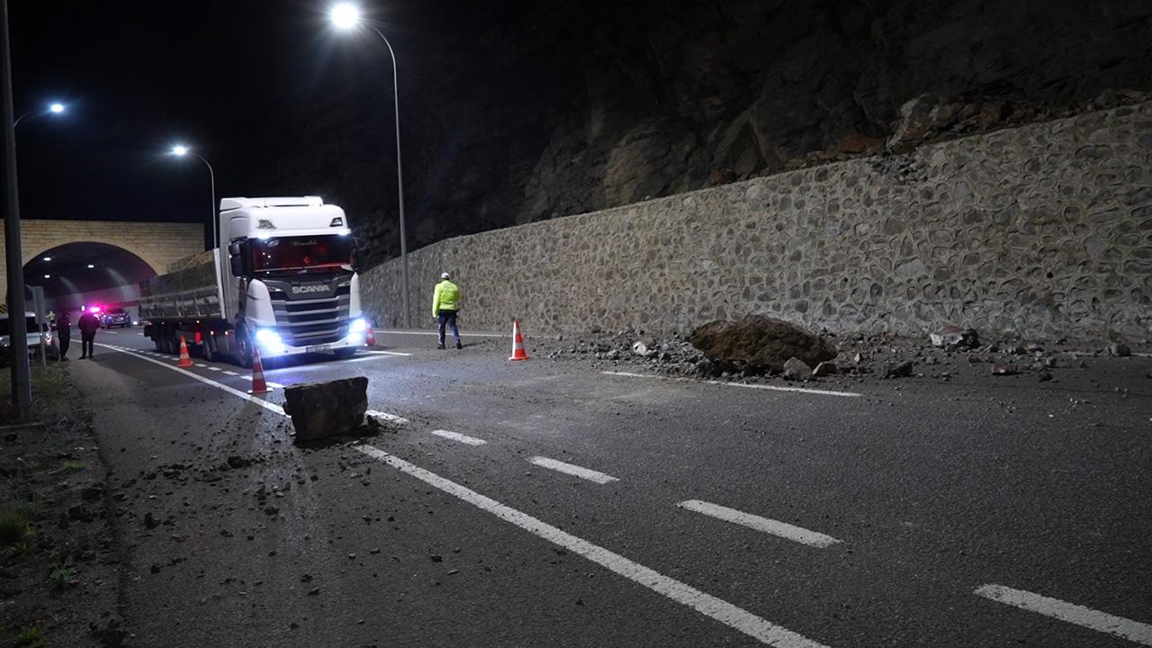 Gümüşhane’de heyelan: Dev kayalar yolu kapattı