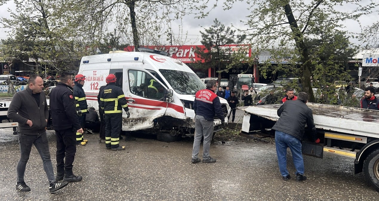 Zonguldak’ta ambulansla otomobil çarpıştı: 2 ağır yaralı